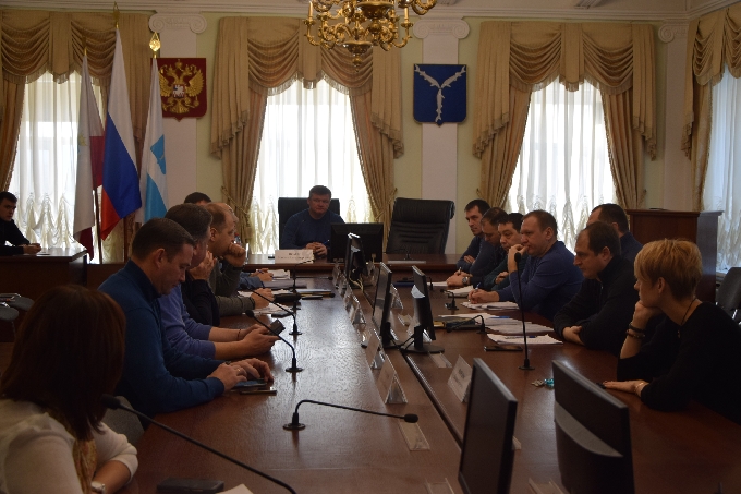 Исаев потребовал задействовать в уборке снега минимум 300 единиц техники 