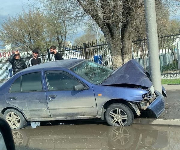 В Саратове водитель иномарки протаранил столб и сбежал с места ДТП