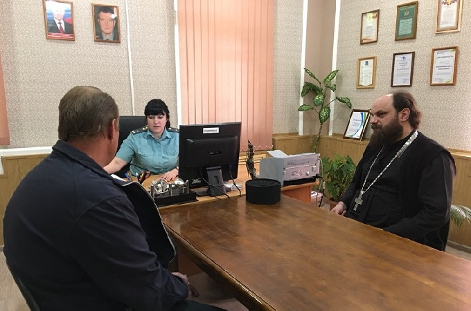 В Саратове должников по алиментам приставы встречают со священником 