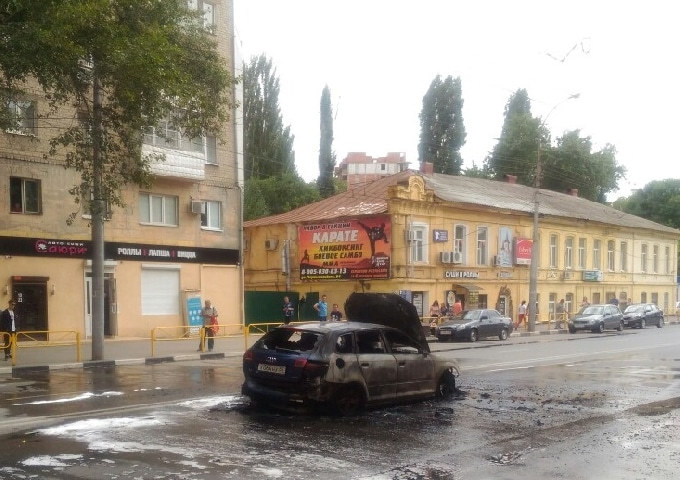 Причиной возгорания Audi на Чапаева стал колодец водоканала 
