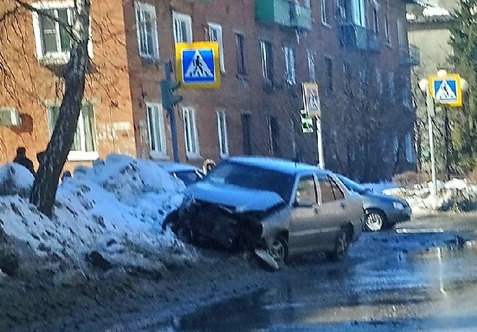 По вине неопытного водителя в тройном ДТП пострадала автоледи 