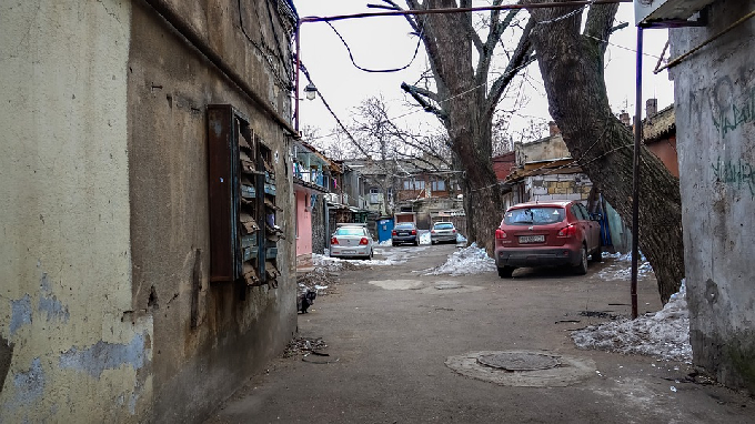 Водитель «Лады» наехал на старушку во дворе