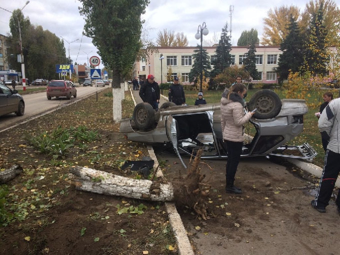 «Лада» вылетела на тротуар и перевернулась на крышу