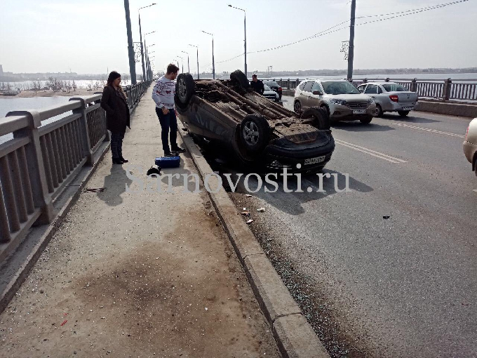 На мосту «Саратов-Энгельс» опрокинулся на крышу кроссовер