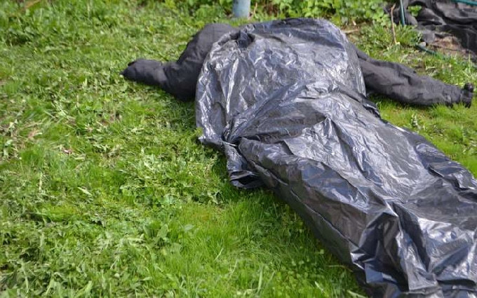 Мужчина во дворе дома забил до смерти собутыльника 
