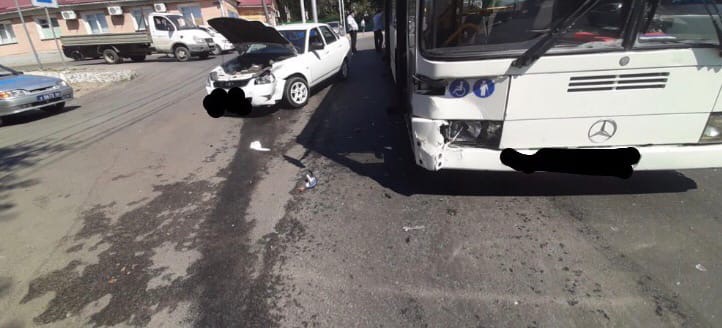 На Мясницкой водитель «Приоры» протаранил автобус