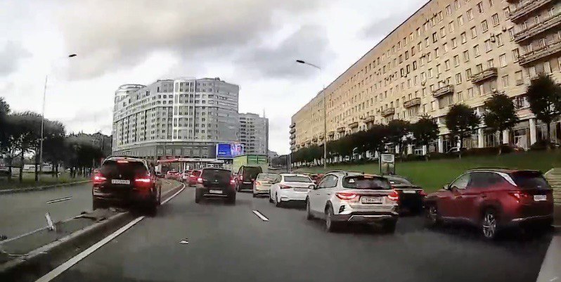 BMW с саратовскими номерами попал в ДТП на набережной Санкт-Петербурга