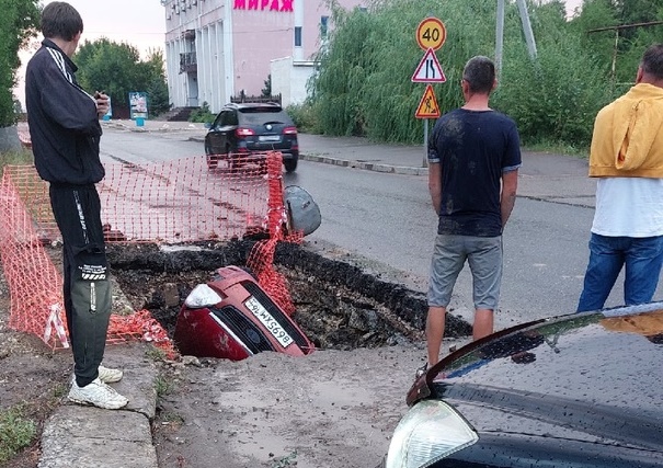 В Саратове во время ливня автомобиль провалился в яму