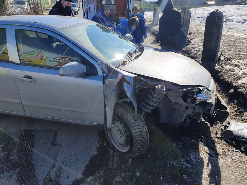 В Саратове водитель иномарки протаранил столб и умер в больнице