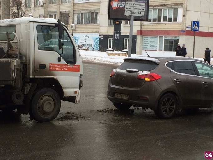 В центре Саратова фургон «догнал» автоледи на «Киа» 