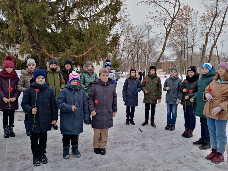 Саратовские школьники почтили память знаменитой летчицы