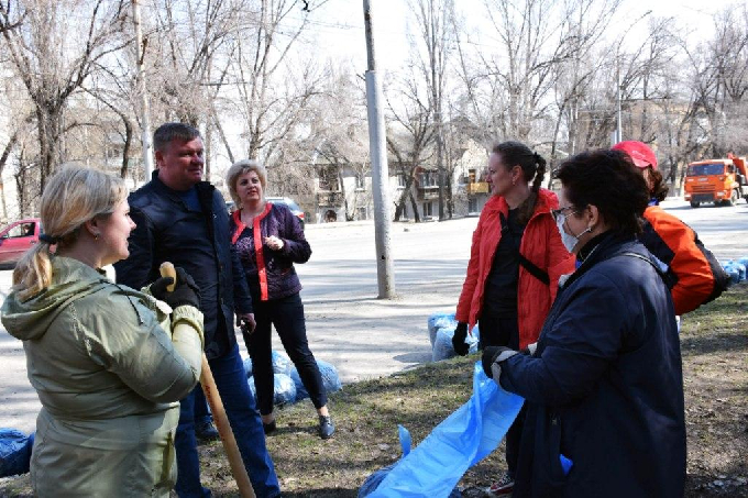 На субботнике город убирали 6 тысяч саратовцев