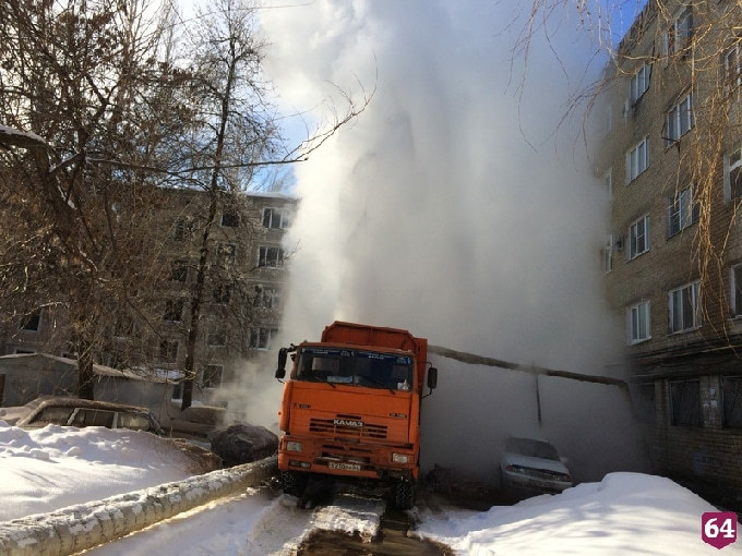 Во дворе дома на проспекте Строителей мусоровоз снес трубу отопления 