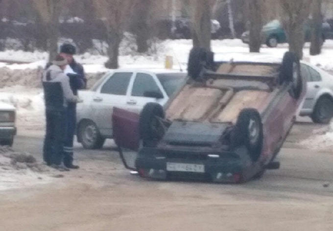 Очевидцы с полицейским поставили на колеса опрокинувшуюся на крышу «Ладу»