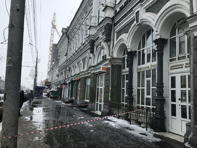 Бывший директор УК ответит за смерть саратовца от глыбы льда 
