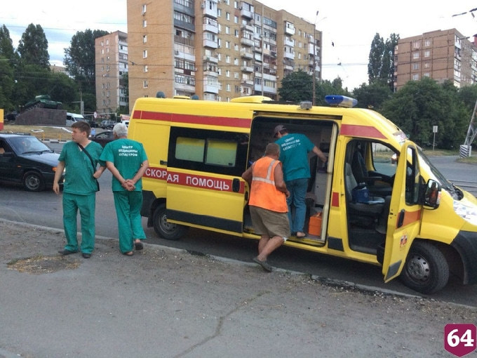 Пьяный бомж на велосипеде въехал в ремонтное ограждение