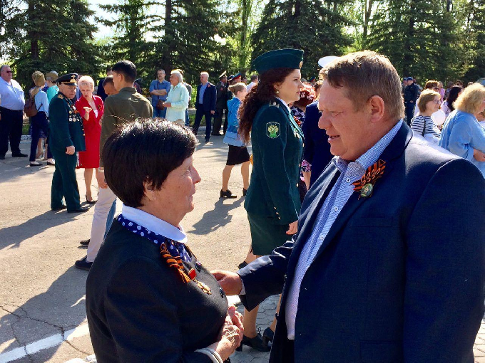 Для ветеранов «Единая Россия» организовала праздничный концерт и угощение