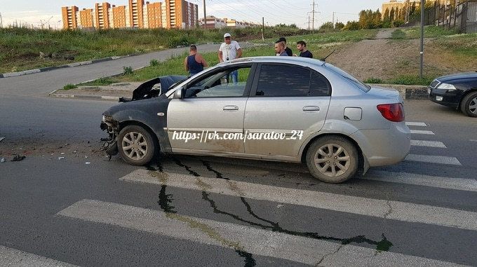 Автомобиль протаранил автобус напротив хоккейной школы