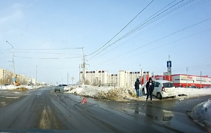 Автоледи на «Рено» улетела в сугроб при столкновении с «Ладой» 