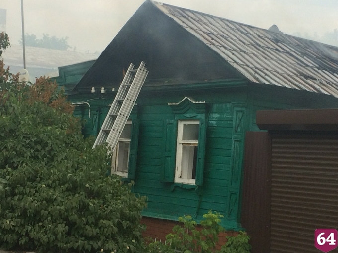 В Саратове огонь охватил 2 частных дома 
