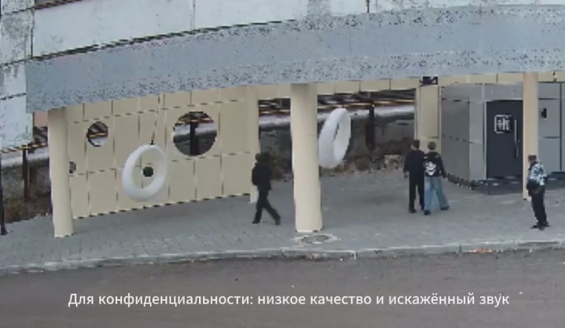 Вандалы исписали бранью и изрубили топором детские площадки 