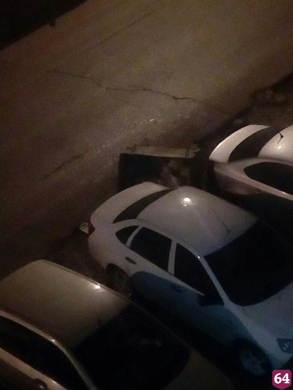 В Саратове мусорные баки «терроризировали» припаркованные автомобили