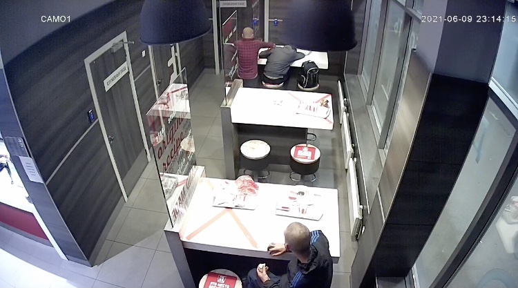 Житель Саратова заснул в KFC и лишился телефона
