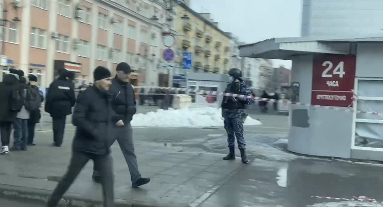 На проспекте Кирова обнаружили подозрительную коробку
