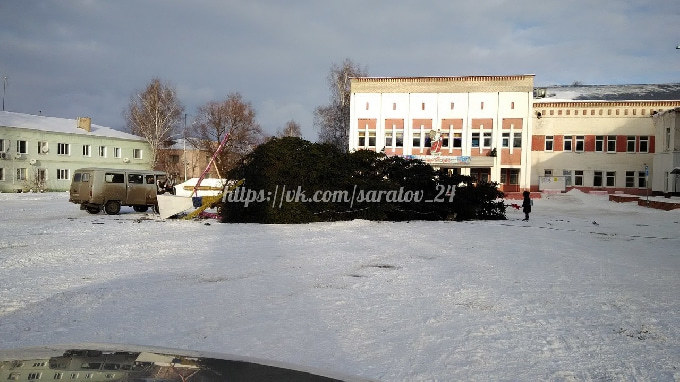 На площади в Лысых Горах упала новогодняя елка