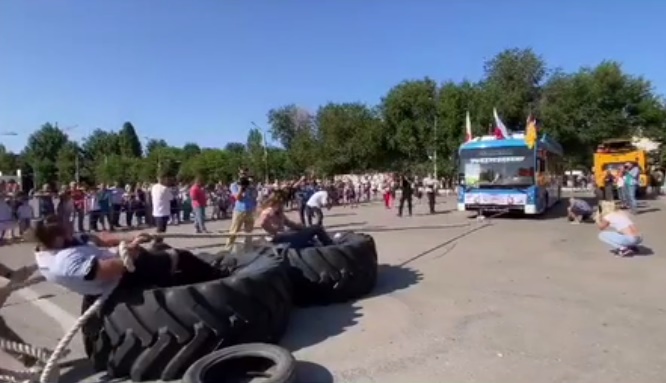 Российские силачи поставили в Энгельсе рекорд по тяге троллейбуса 