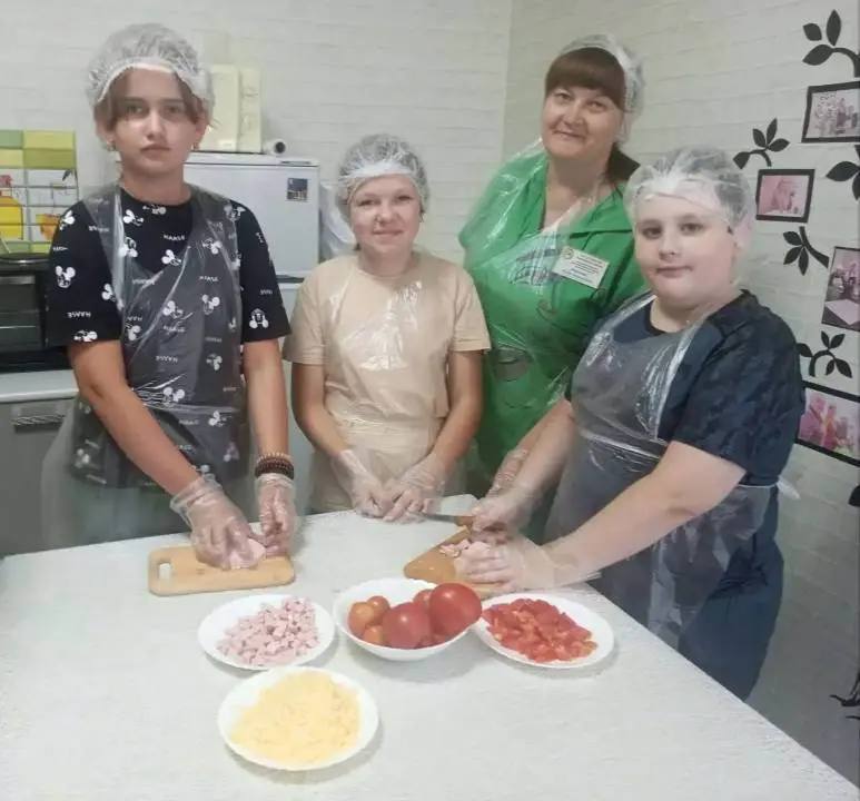 Саратовские подростки освоили рецепт домашней пиццы
