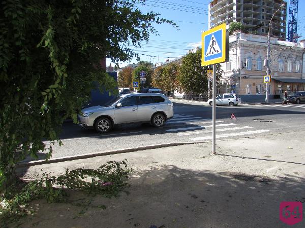 В центре Саратова на переходе внедорожник задавил женщину