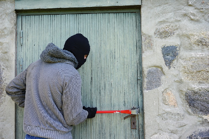 Горожанин украл два аккумулятора из общего коридора