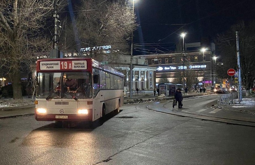 Саратовских автомобилистов попросили пересесть на общественный транспорт