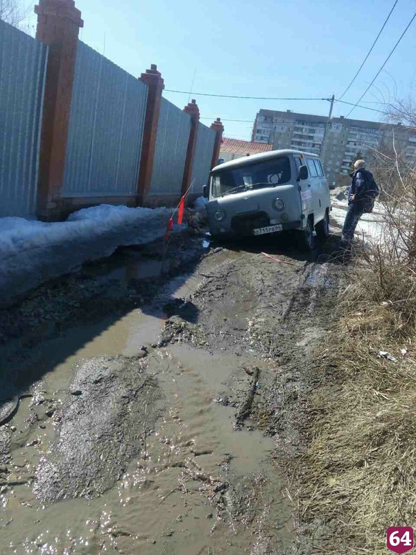 В Саратове автомобиль «скорой помощи» утонул в грязевой яме 