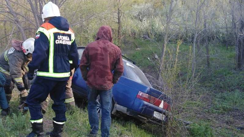 Под Саратовом спасатели деблокировали из покореженной машины водителя