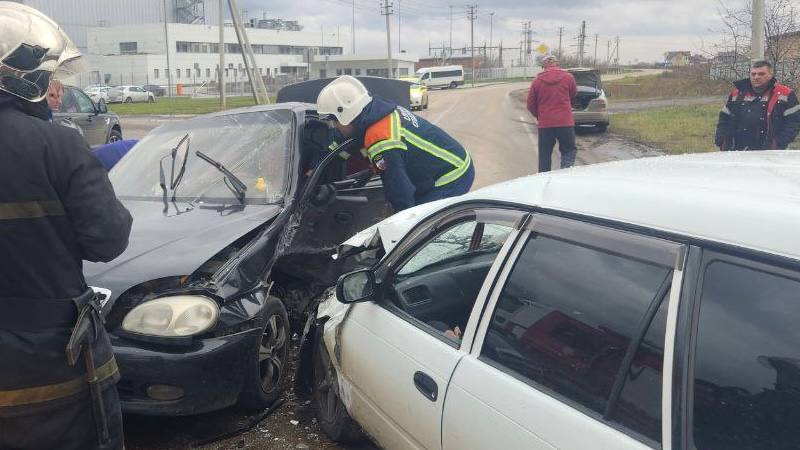 Спасатели вытащили автоледи из искореженного в ДТП «Ланоса»