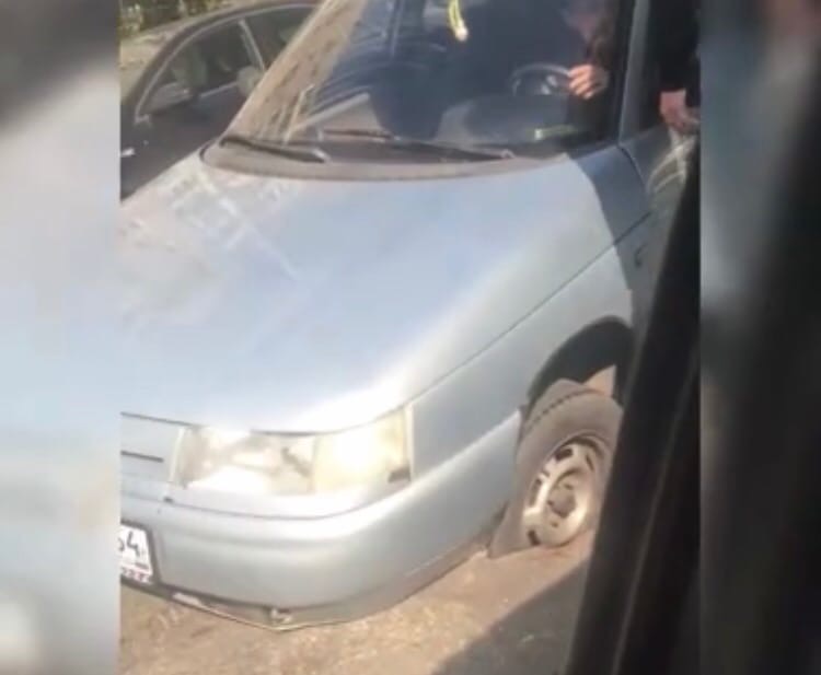 В центре Саратова легковушка провалилась в открытый люк