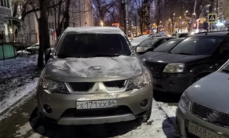 Жителей Саратова возмутил автохам на тротуаре