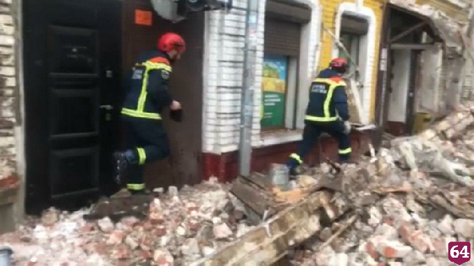 В Саратове под тяжестью снега обрушилась часть  дома на Радищева