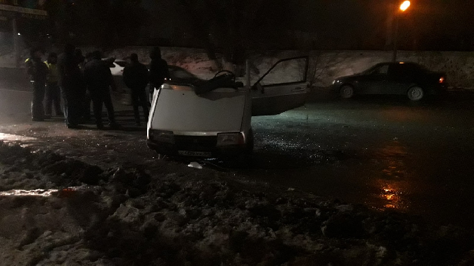 На Ново-Астраханском шоссе после ДТП «Лада» разлетелась на части