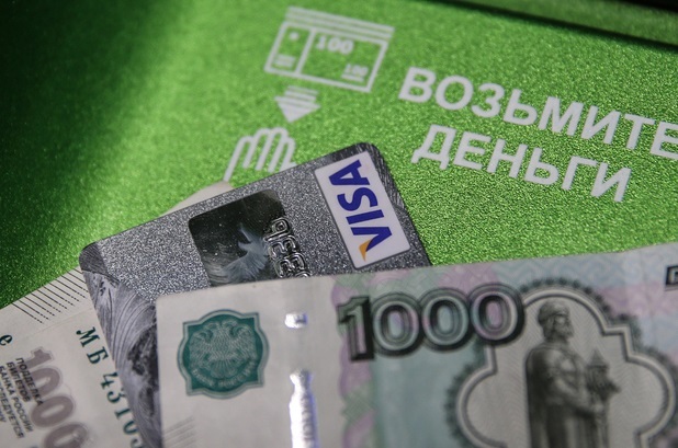 Жительница Саратова обналичила украденную у мужчины карту