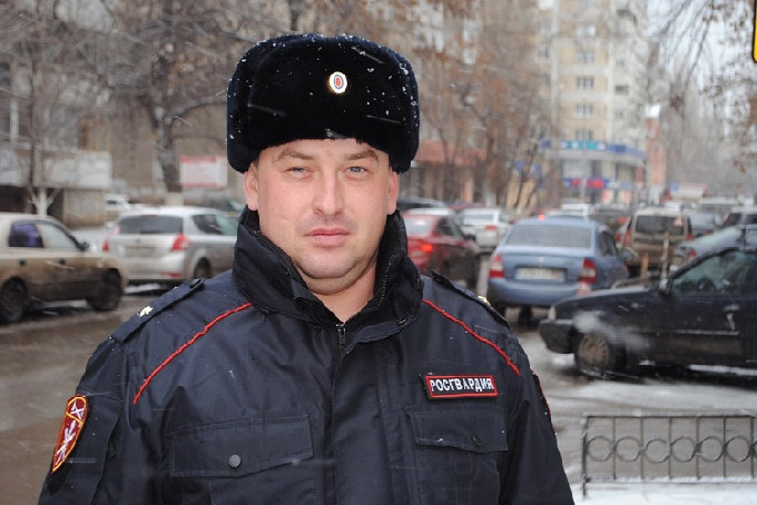 Росгвардеец на остановке спас человека