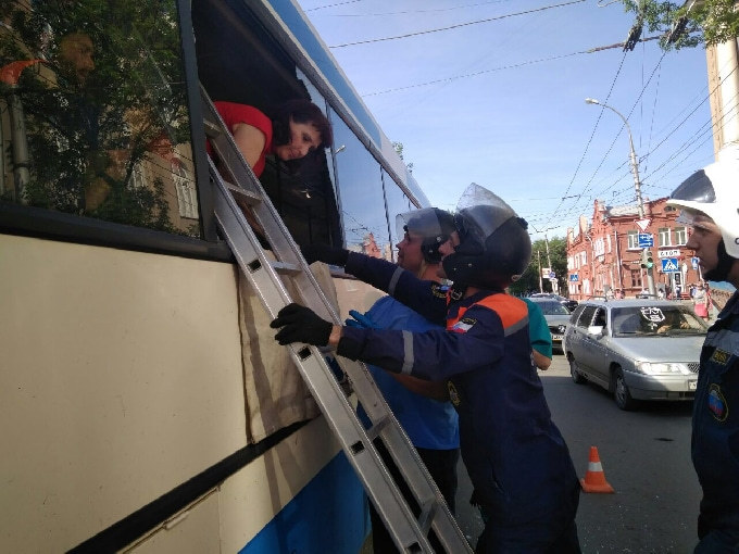 В центре Саратова спасатели из окон эвакуировали пассажиров автобуса