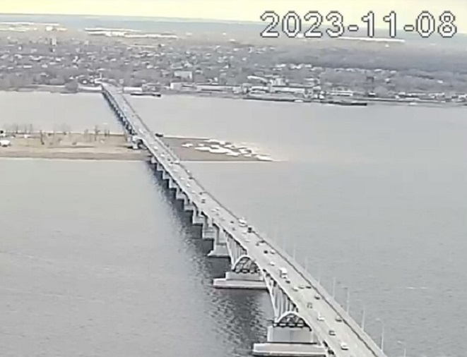 Остров под саратовским мостом начал уходить под воду