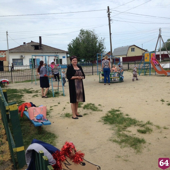 В саратовском поселке мамы с детьми стояли в очереди на качели