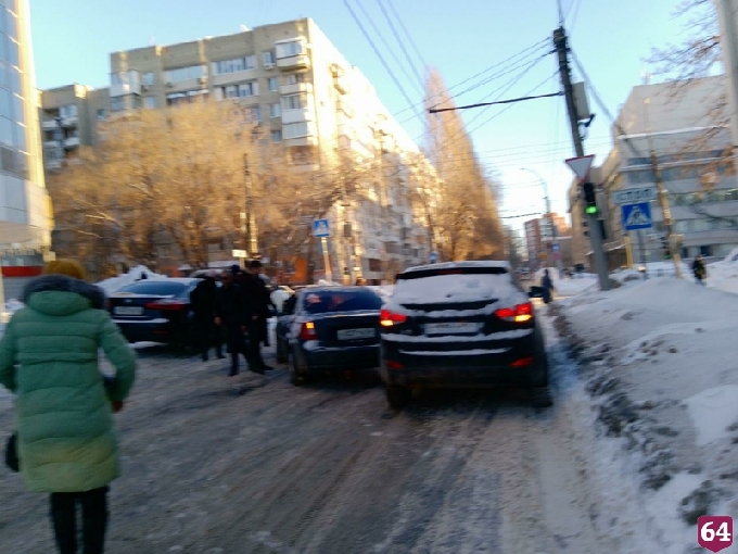 Авария заблокировала въезд в центр Саратова