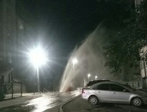 В Волжском районе забил 10-метровый фонтан