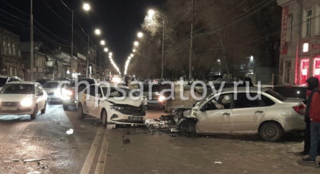 Ночью в центре Саратова столкнулись 4 автомобиля
