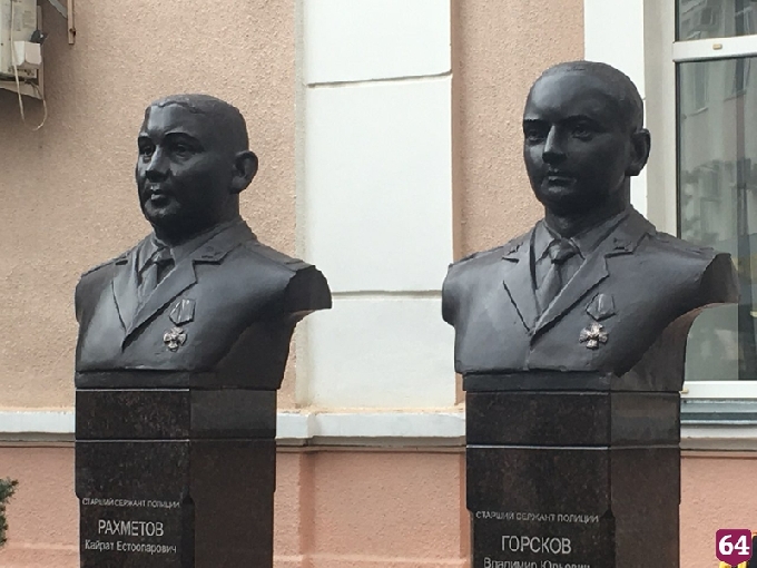 В Саратове установили бюсты погибших в Чечне полицейских